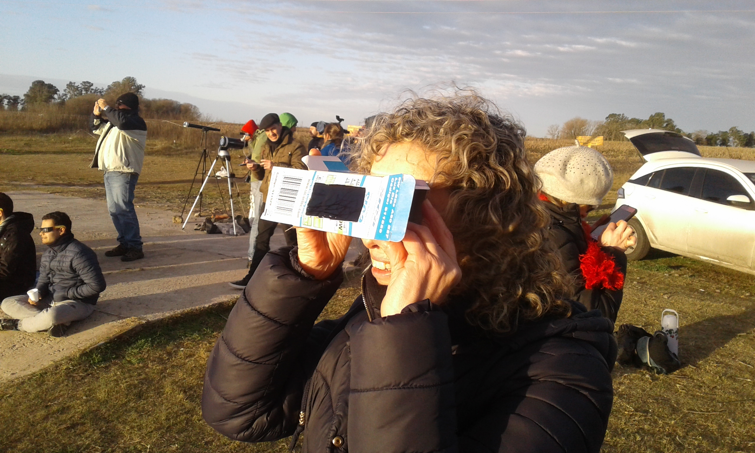Susana mirando a través del vidrio DIN 14.jpg